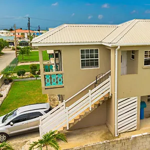 Apartment Cozy Modern Upstairs 2 Bed A/c Near 2 Everything, Saint Philip
